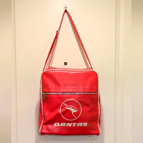 Vintage 70s Qantas Airlines Red Vinyl Adjustable Strap Cabin Bag - Picture 1 of 8